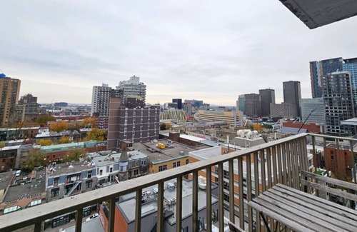 Milton Park Apartment | Tranquil 1BR Penthouse Downtown Montreal W/a View