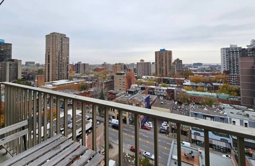 Milton Park Apartment | Tranquil 1BR Penthouse Downtown Montreal W/a View