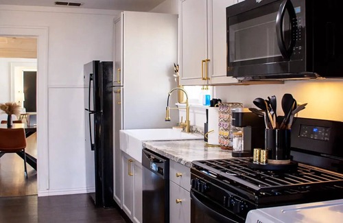 Sayles Blvd. Area Cottage | Tranquil 2 bed, Full Kitchen, Craftsman Home