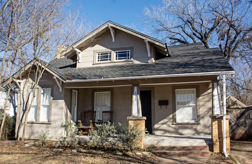 Sayles Blvd. Area Cottage | Tranquil 2 bed, Full Kitchen, Craftsman Home