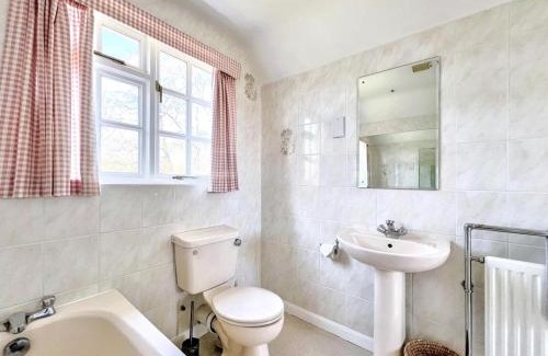 Piltdown House | Tranquil 2-Bed Nature Cottage with Free Parking