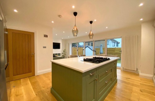 Meanwood House | "Tranquil 2-Bed Retreat: Office, Garden Oasis, & Fireplace Bliss!"n