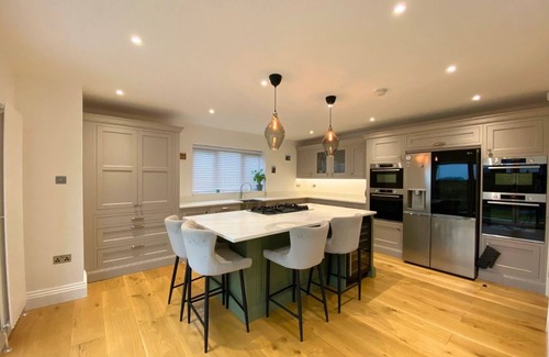 Meanwood House | "Tranquil 2-Bed Retreat: Office, Garden Oasis, & Fireplace Bliss!"n