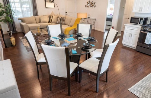 Burbank House | TRANQUIL 2-BEDROOM HOME IN BEAUTIFUL QUIET BURBANK NEIGHBORHOOD (P24)