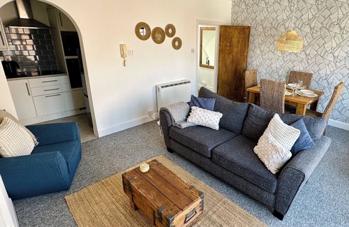 Weymouth Apartment | Tranquil 2 bedroom maisonette, moments from the beach in charming Weymouth
