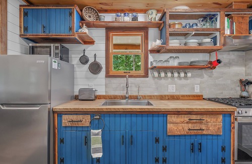 Clifford Cabin | Tranquil 3BR cabin in Monroe by the Blue Ridge Parkway - Rest, Restore, Explore!