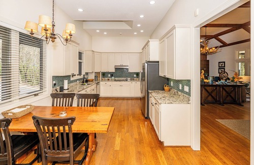 Sapphire House | Tranquil 4 Bedroom-Located in Burlingame Country Club