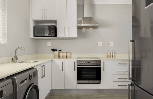 Big Bay Apartment | Tranquil Bona View Apartment |Table Mountain Views