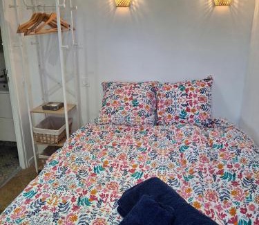 Magagnosc Apartment | Tranquil, calm garden studio with spa pool