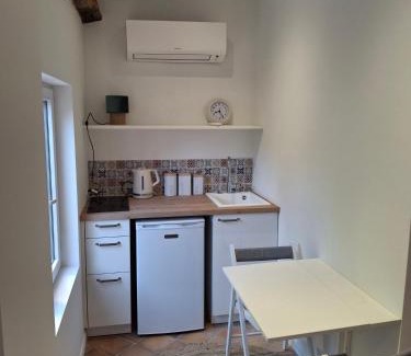 Magagnosc Apartment | Tranquil, calm garden studio with spa pool