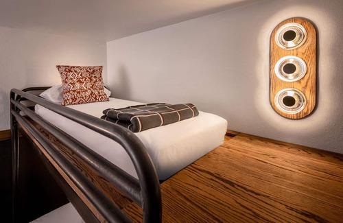 Branson Hotel | Tranquil Creekside Views and Nostalgic Vibes in a Cozy Getaway l 4 Family Rooms