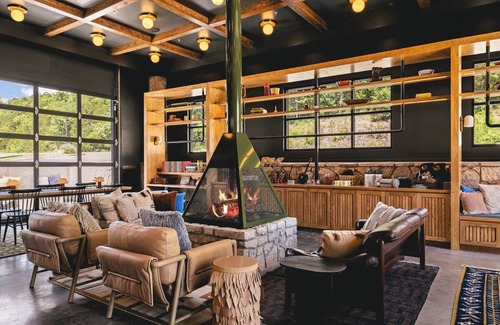 Branson Hotel | Tranquil Creekside Views and Nostalgic Vibes in a Cozy Getaway l 4 Family Rooms