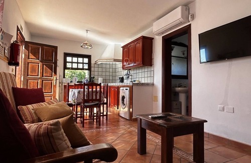 Los Llanos Cottage | Tranquil Cottage with Heated Pool near Tazacorte Beach, Panoramic Cald