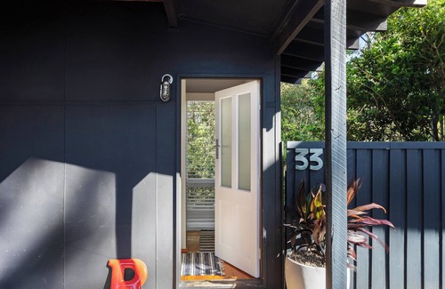 Lilli Pilli House | Tranquil family-sized treehouse. Ocean glimpses with outdoor deck.
