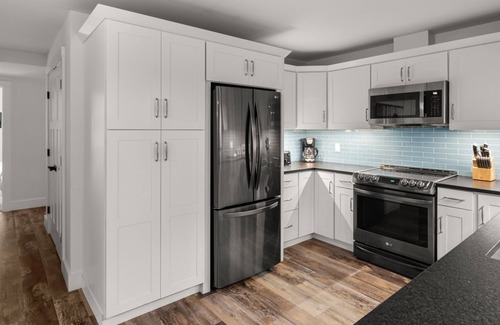 Warren Condo | Tranquil Farmhouse Condo w/Hot Tub + Dog-Friendly