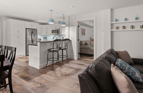 Warren Condo | Tranquil Farmhouse Condo w/Hot Tub + Dog-Friendly