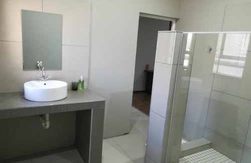 Komani Bed & Breakfast | Tranquil House B&B @ 121 Berry St