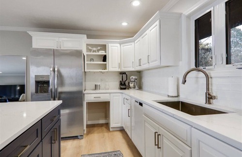 Graymont House | Tranquil Lakefront Retreat: Your Perfect Getaway on Lake Bloomington