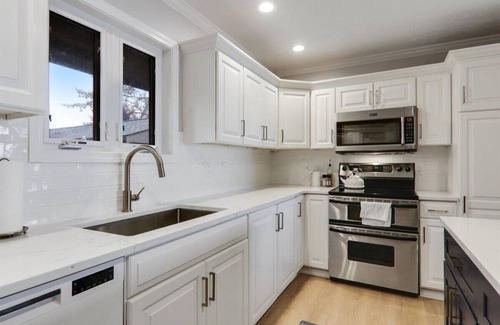 Graymont House | Tranquil Lakefront Retreat: Your Perfect Getaway on Lake Bloomington