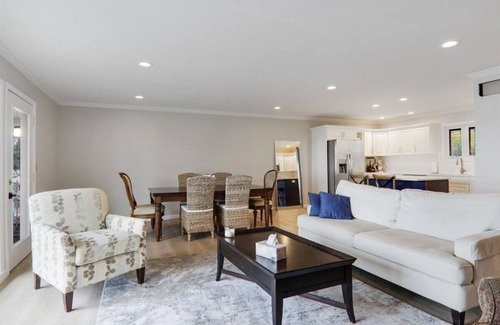 Graymont House | Tranquil Lakefront Retreat: Your Perfect Getaway on Lake Bloomington