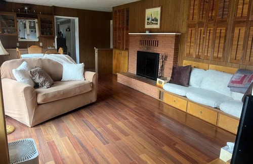 Corvallis House | Tranquil Lakeside Home