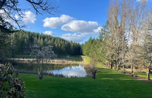 Corvallis House | Tranquil Lakeside Home