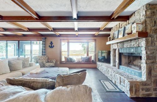 Eureka Springs House | Tranquil Lakeside Haven