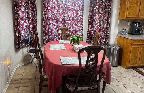 Killeen House | Tranquil Lavender Stay 3-bedroom house in Killeen