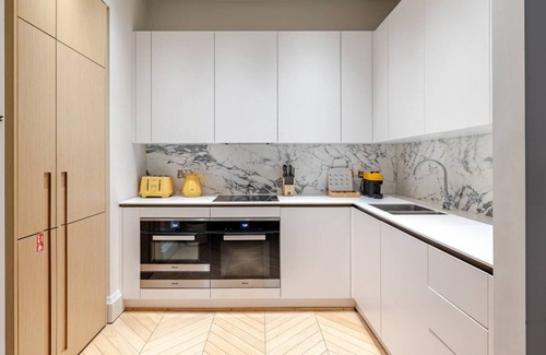 Covent Garden Apartment | Tranquil Luxury 3 Bed Penthouse in Covent Garden with AC