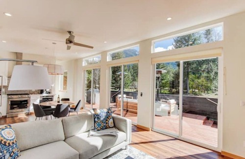 Randle House | Tranquil Mountain Retreat/Hot Tub