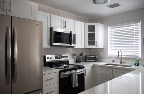 Midtown House | Tranquil Retreat by the Beach-4 bedroom 3 bath home w/private pool, parking