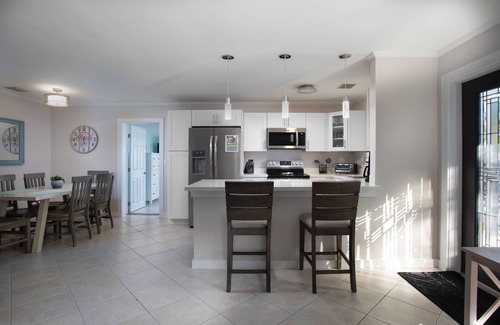 Midtown House | Tranquil Retreat by the Beach-4 bedroom 3 bath home w/private pool, parking