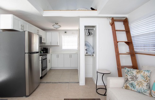 Midtown House | Tranquil Retreat by the Beach-4 bedroom 3 bath home w/private pool, parking