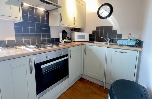 West Parley House | Tranquil Retreat With Modern Comforts 2 Bedroom Hse Near Bournemouth Sleeps 4