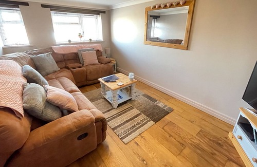 West Parley House | Tranquil Retreat With Modern Comforts 2 Bedroom Hse Near Bournemouth Sleeps 4