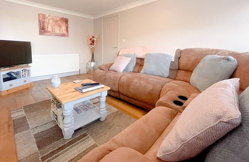 West Parley House | Tranquil Retreat With Modern Comforts 2 Bedroom Hse Near Bournemouth Sleeps 4