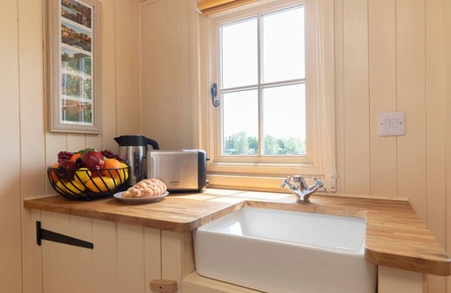 Tewkesbury Cabin | Tranquil Riverside Shepherd’s Hut in Tewkesbury