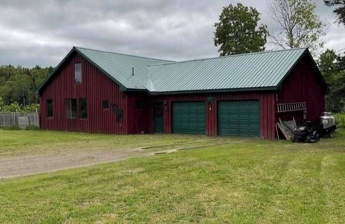 Washburn House | Tranquil Riverside Lodge