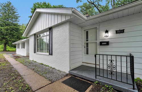Gahanna House | Tranquil Stay in Columbus Ohio. Buzzing restaurant Plaza, EV Charger, 3 bedroom