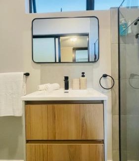 Greater Johannesburg Metropolitan Area Apartment | Tranquil Top-Floor in Bryanston