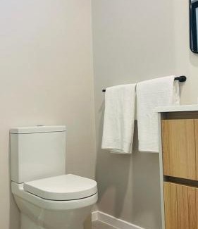 Greater Johannesburg Metropolitan Area Apartment | Tranquil Top-Floor in Bryanston