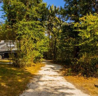 Archie Villa | Tranquil Trailside Stay