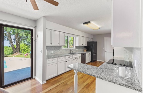 Warsaw House | Tranquil Wooded Retreat Overlooking Truman Lake only 2 minutes from Warsaw, MO