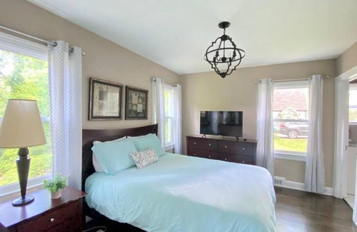 High Point House | Tranquility Cottage, Private Peaceful Surroundings Near Everything