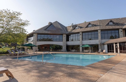 Branson West Hotel | Tranquility Place 3 Bedroom Villa by RedAwning