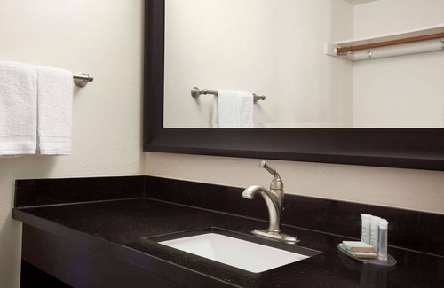 Oleander - Sunset Hotel | Travelodge by Wyndham Bakersfield
