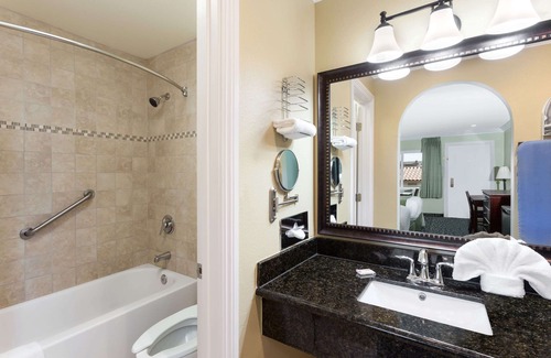 East Side Costa Mesa Hotel | Travelodge by Wyndham Orange County Airport/Costa Mesa