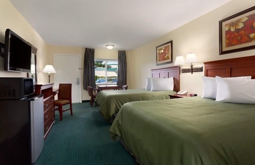 East Side Costa Mesa Hotel | Travelodge by Wyndham Orange County Airport/Costa Mesa