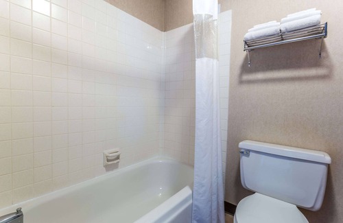 Halsey Hotel | Travelodge by Wyndham Pioneer Villa