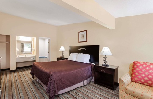 Midway District Hotel | Travelodge by Wyndham San Diego SeaWorld